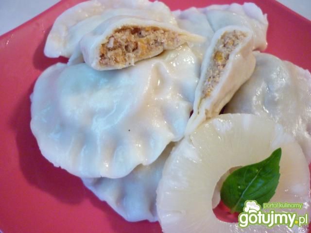 Pierogi z mięsem z kurczaka i kukurydzą