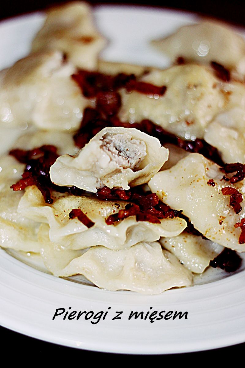 Pierogi z mięskiem okraszone smażonym boczkiem Pierogi z mięskiem okraszone smażonym boczkiem