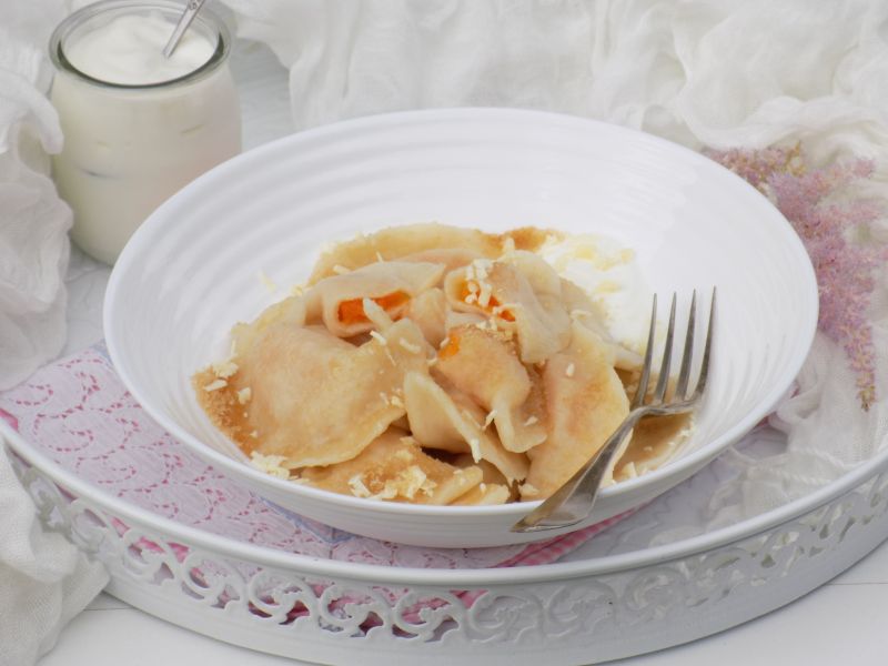 Pierogi z morelami, jogurtem i białą czekoladą 