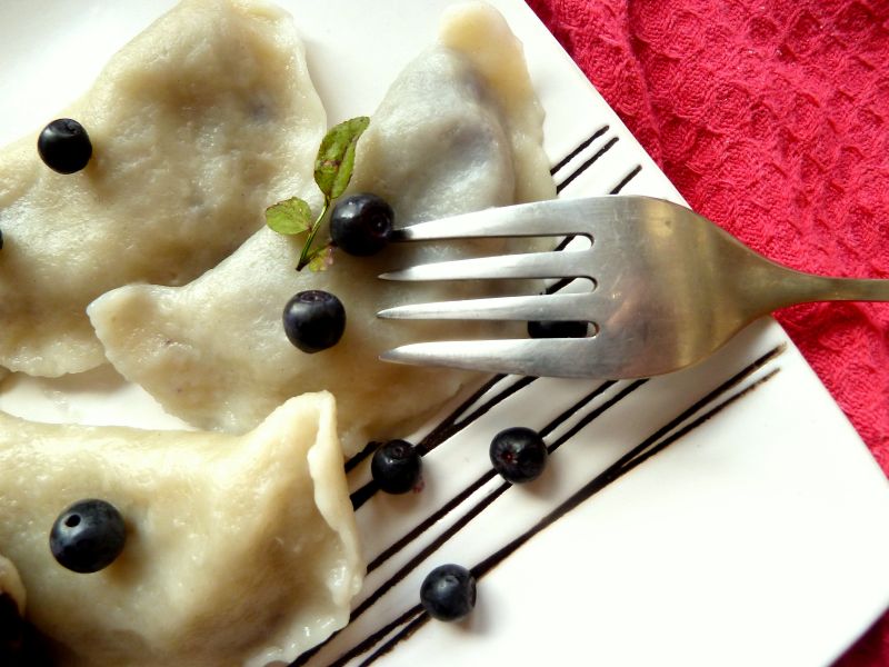 Pierogi z nadzieniem jagodowym z dodatkiem kiślu
