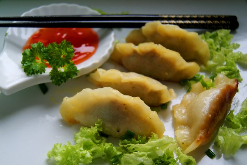 Pierogi z patelni z sosem słodko-kwaśnym Pierogi z patelni z sosem słodko-kwaśnym