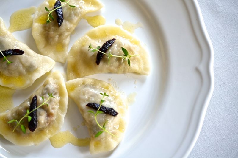 Pierogi z pęczakiem i śliwką kalifornijską Pierogi z pęczakiem i śliwką kalifornijską
