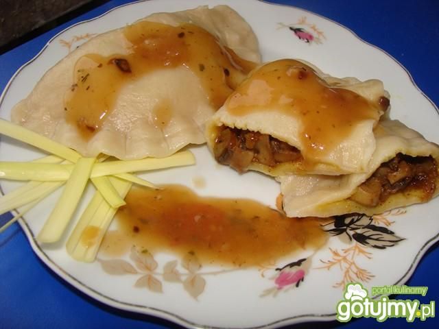 Pierogi z pieczarkami i cebulką.