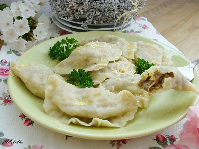 Pierogi z pieczarkami i serem żółtym Pierogi z pieczarkami i serem żółtym