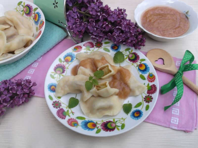 Pierogi z rabarbarem i musem z nutką cynamonu Pierogi z rabarbarem i musem z nutką cynamonu