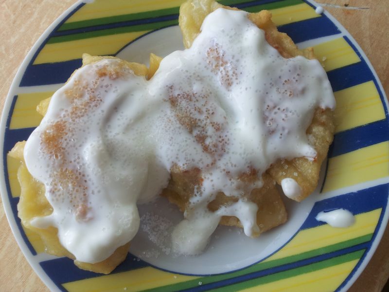 Pierogi z rabarbarem malinowym i rodzynkami Pierogi z rabarbarem malinowym i rodzynkami