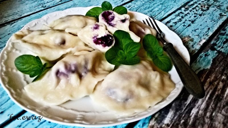 Pierogi z serem i borówkami Pierogi z serem i borówkami