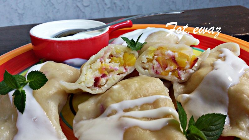 Pierogi z serem i nektarynką Pierogi z serem i nektarynką