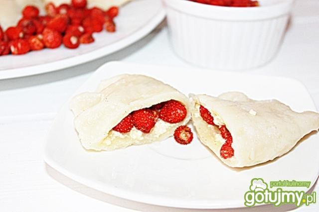 Pierogi z serem i poziomkami 