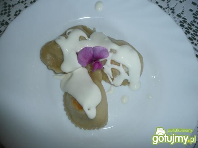  pierogi z serem i śmietaną