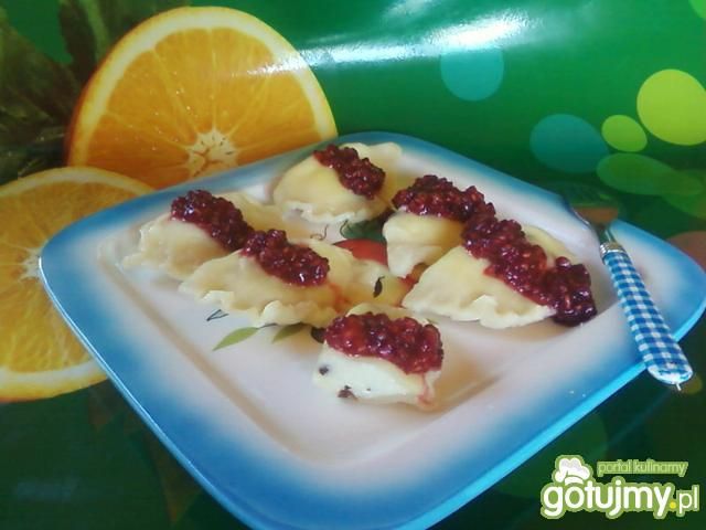 Pierogi z serem i sosem malinowym.
