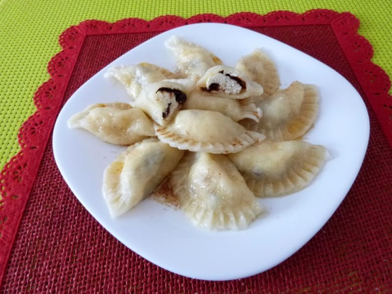 Pierogi z serem i suszonymi śliwkami