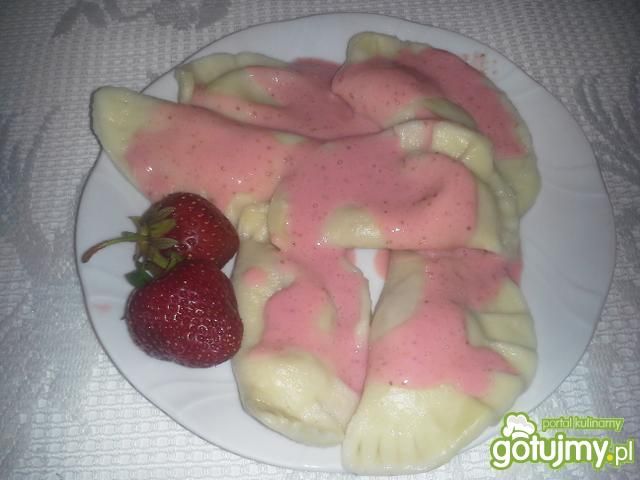 Pierogi z serem i truskawkami Pierogi z serem i truskawkami