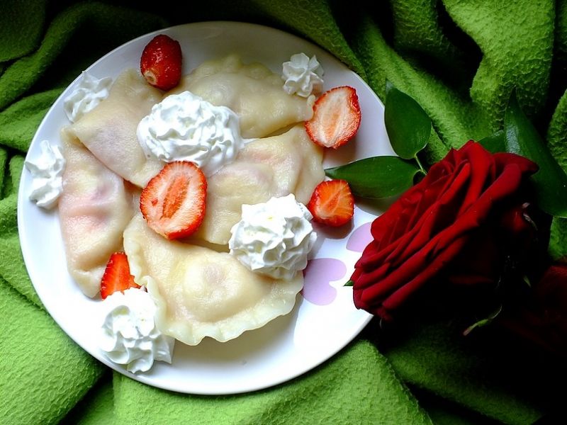 Pierogi z serem i truskawkami