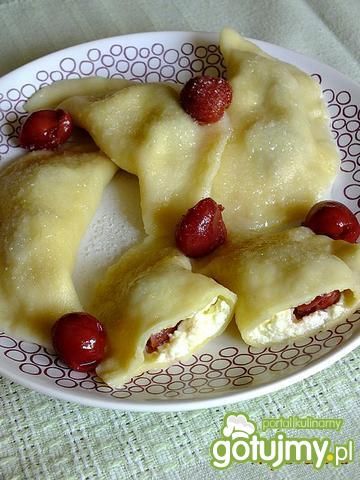 Pierogi z serem i wiśniami Pierogi z serem i wiśniami