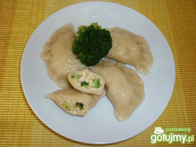 Pierogi z serem twarogowym i brokułami Pierogi z serem twarogowym i brokułami