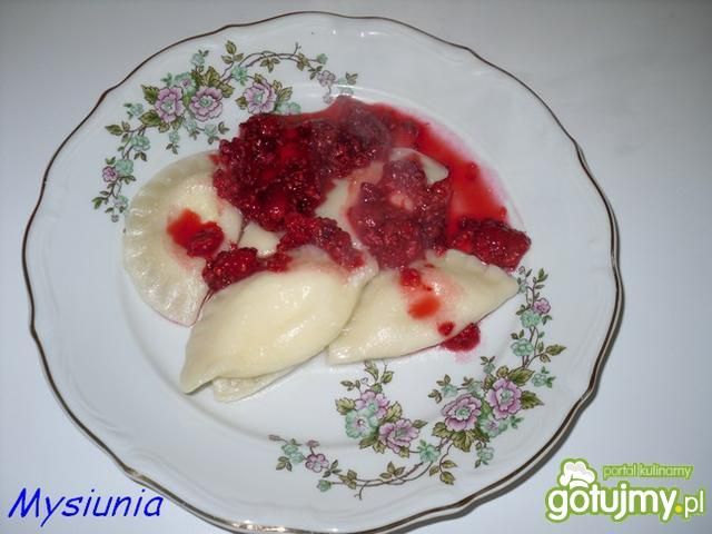 Pierogi z serem w sosiem malinowym Pierogi z serem w sosiem malinowym