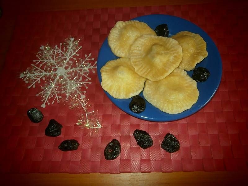 Pierogi z suszoną śliwką