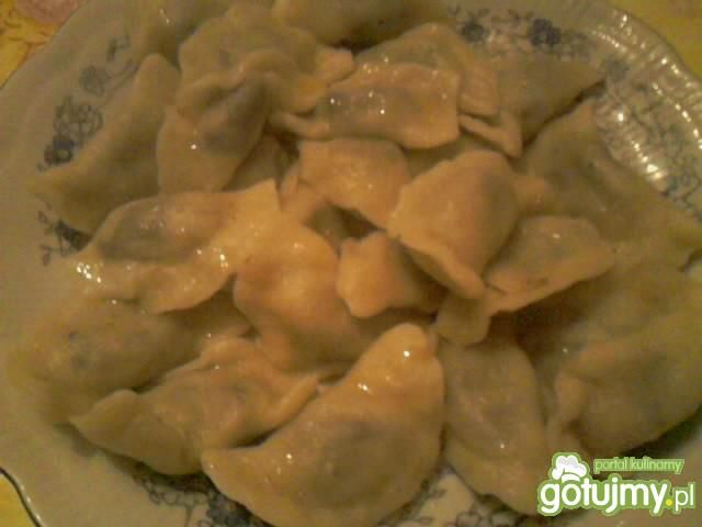 Pierogi z suszonymi śliwami.