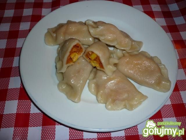 Pierogi z szynką, pomidorami i kukurydzą