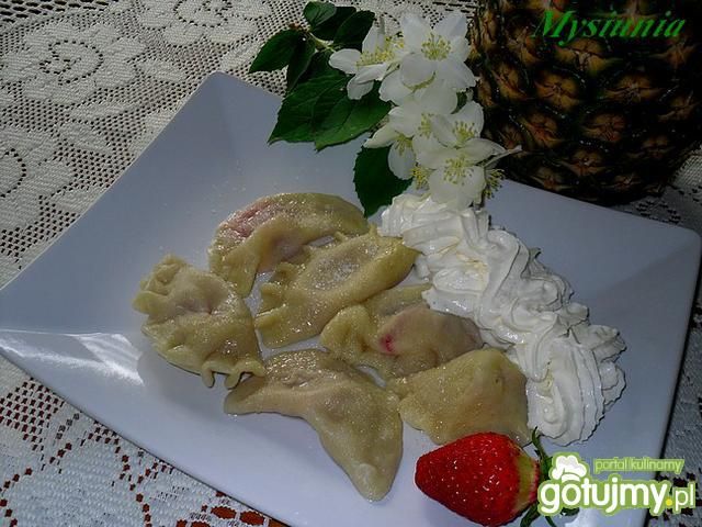 Pierogi z truskawkami i bitą śmietaną Pierogi z truskawkami i bitą śmietaną