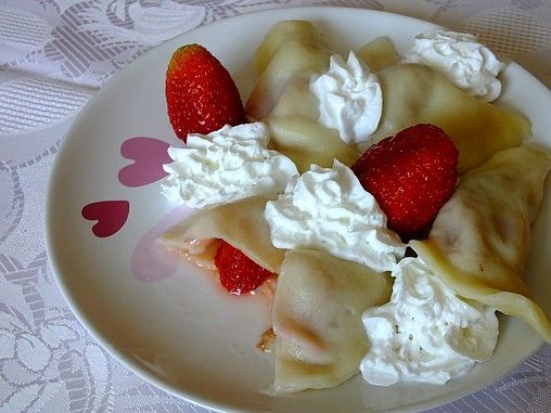 Pierogi z truskawkami i bitą śmietaną