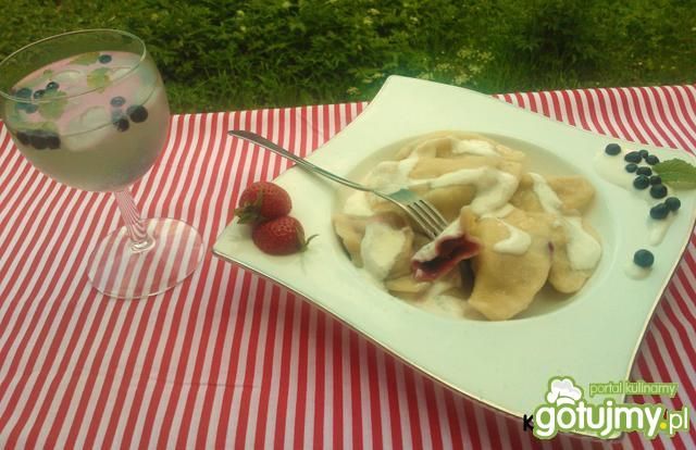 Pierogi z truskawkami i borówkami Pierogi z truskawkami i borówkami