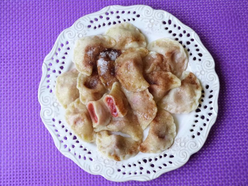 Pierogi z truskawkami i cynamonem Pierogi z truskawkami i cynamonem