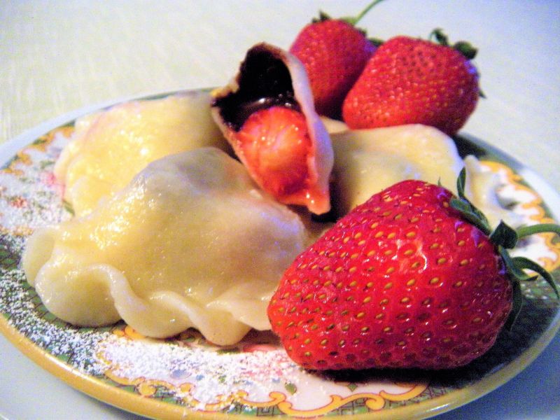 Pierogi z truskawkami i czekoladą 