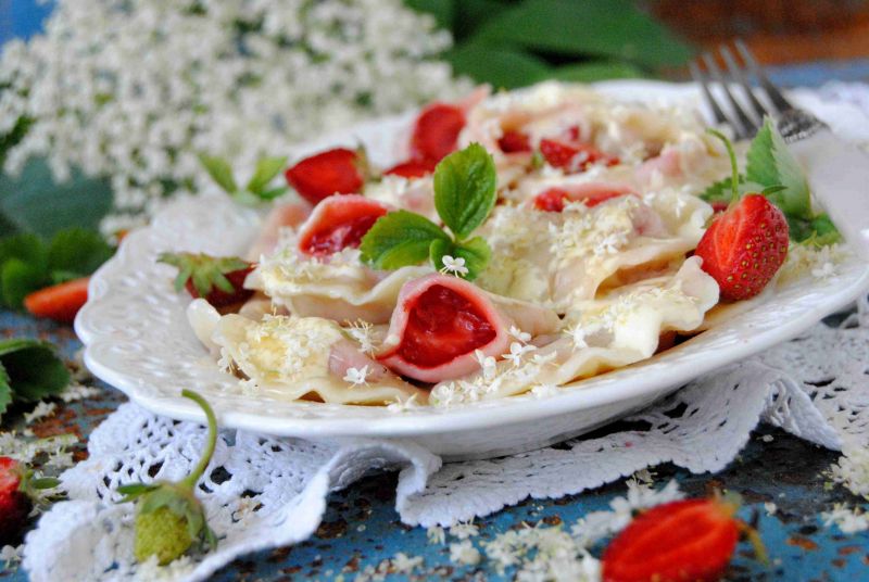 Pierogi z truskawkami i kwiatami czarnego bzu
