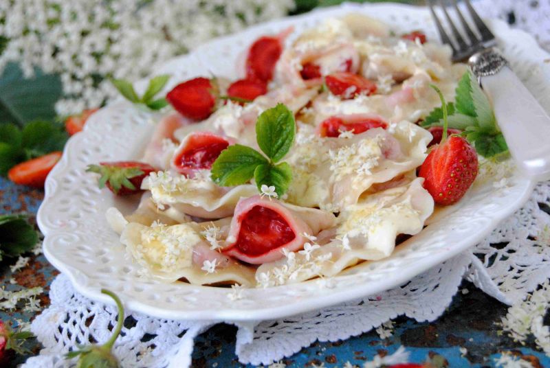 Pierogi z truskawkami i kwiatami czarnego bzu
