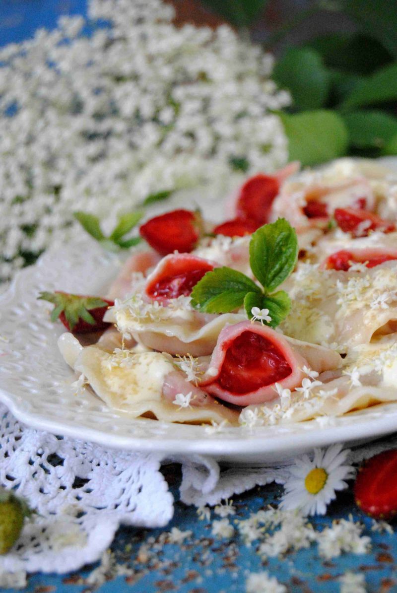 Pierogi z truskawkami i kwiatami czarnego bzu