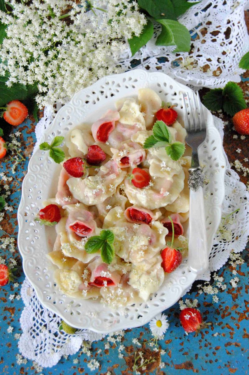 Pierogi z truskawkami i kwiatami czarnego bzu