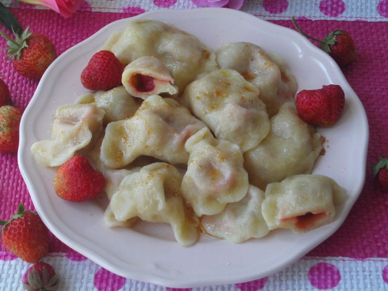 Pierogi z truskawkami i masełkiem