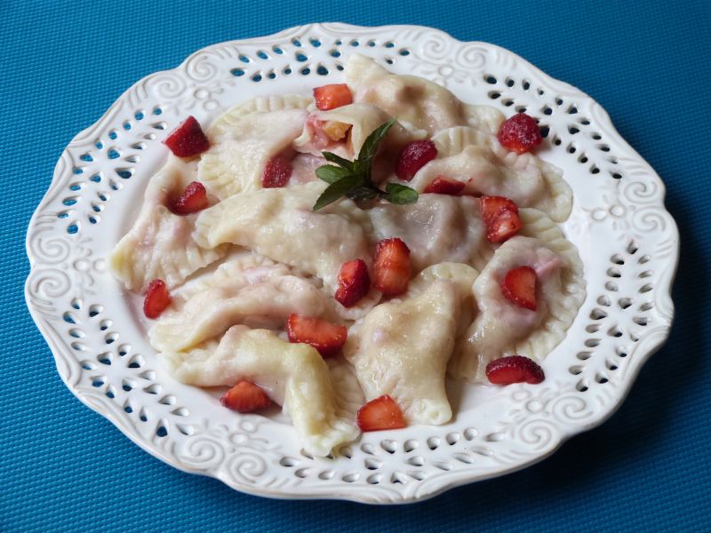 Pierogi z truskawkami i rabarbarem