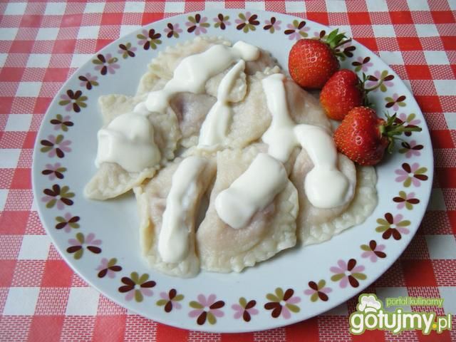 Pierogi z truskawkami i serem twarogowym