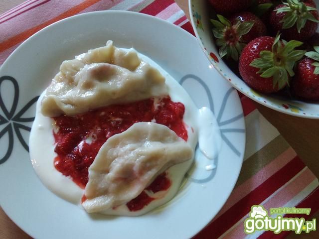 Pierogi z truskawkami i serkiem Pierogi z truskawkami i serkiem