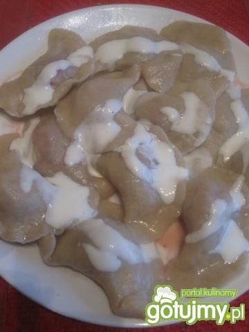 Pierogi z truskawkami i słodkim jogurtem