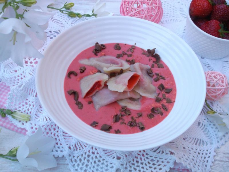 Pierogi z truskawkami musem i czekoladą Pierogi z truskawkami musem i czekoladą