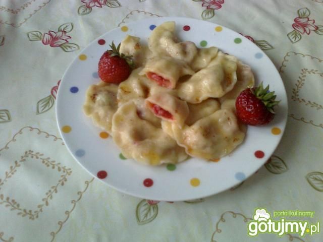 Pierogi z truskawkami polane masełkiem