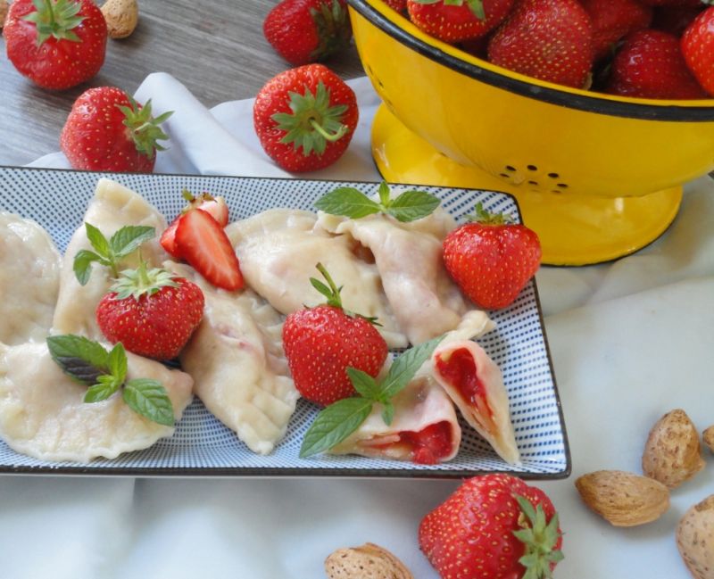 Pierogi z truskawkami, różą i migdałami Pierogi z truskawkami, różą i migdałami