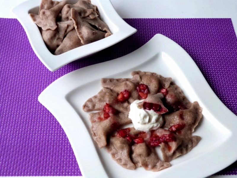 Pierogi z truskawkami z razowej mąki Pierogi z truskawkami z razowej mąki