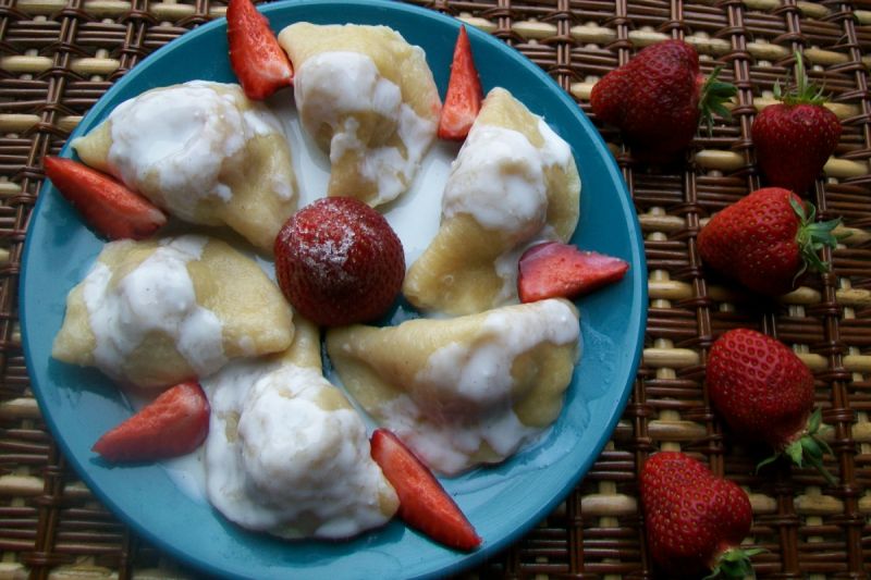 Pierogi z truskawkami z sosem waniliowym