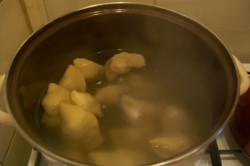 Pierogi z truskawkami z sosem waniliowym