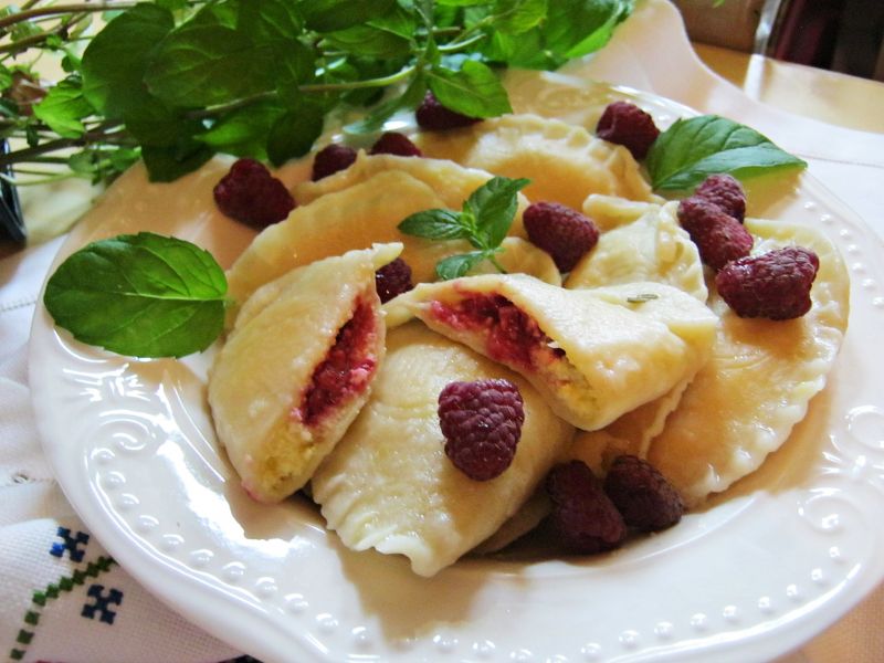 Pierogi z twarogiem, kaszą manną i malinami
