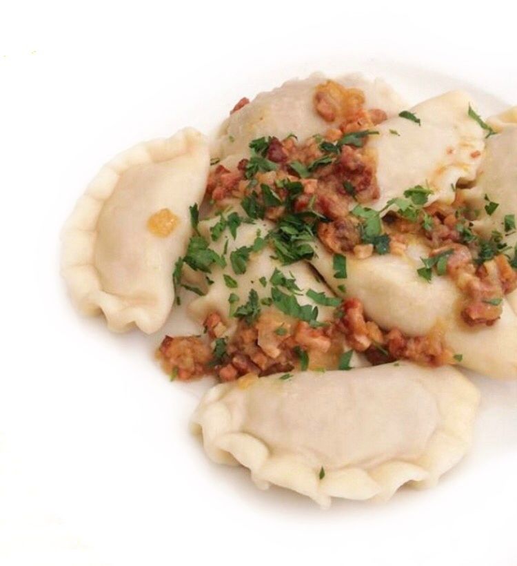 Pierogi z twarogiem, szpinakiem i cebulką