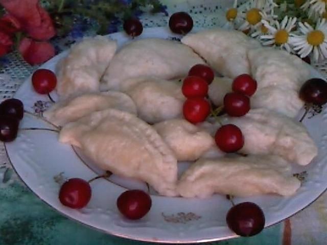 Pierogi z wiśniami                      