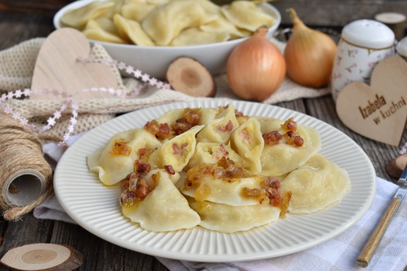 Pierogi z ziemniakami, boczkiem i cebulką