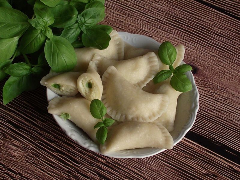 Pierogi z ziemniakami, fetą i bazylią Pierogi z ziemniakami, fetą i bazylią