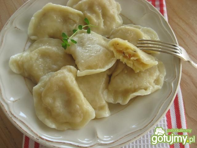 Pierogi z ziemniakami i kiszoną kapustą 